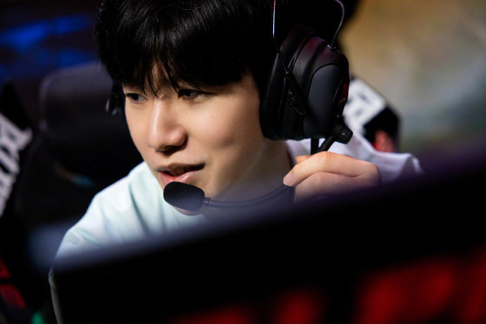 表现得更加 表现得更加